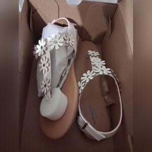 NIB Little & Big Kid Girls Hazel Adjustable Strap Flat Sandals, 4 Medium, White